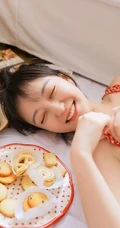 好可爱的红白格纹家居服，大眼睛浅粉纤细线条女生气质室内写真图片