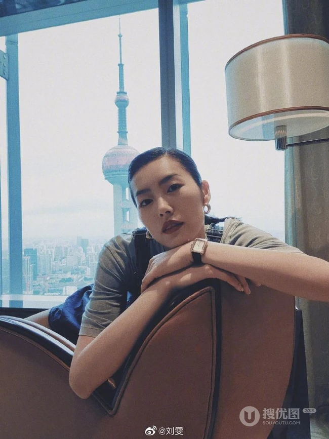 刘雯微博晒上海东方明珠塔前酒店自拍美照