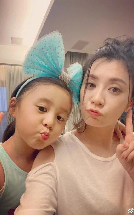 贾静雯晒出女儿咘咘与波妞的近照，小波妞烫发发型古灵精怪