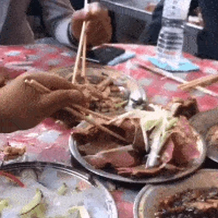 再不用手抓，就没了，搞笑吃酒席动态图片