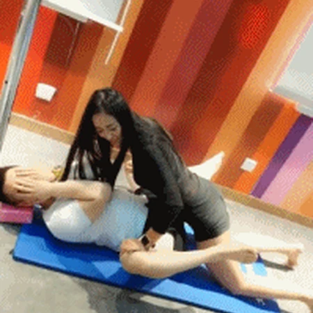 男下女上，这种锻炼方式，有点。。。。二，运动搞笑图片