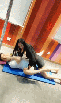 男下女上，这种锻炼方式，有点。。。。二，运动搞笑图片