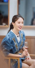 金晨工作室晒练习舞蹈美照，表情专注，认真的样子很美