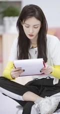 金晨工作室晒练习舞蹈美照，表情专注，认真的样子很美