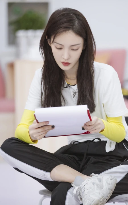 金晨工作室晒练习舞蹈美照，表情专注，认真的样子很美