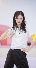 金晨工作室晒练习舞蹈美照，表情专注，认真的样子很美