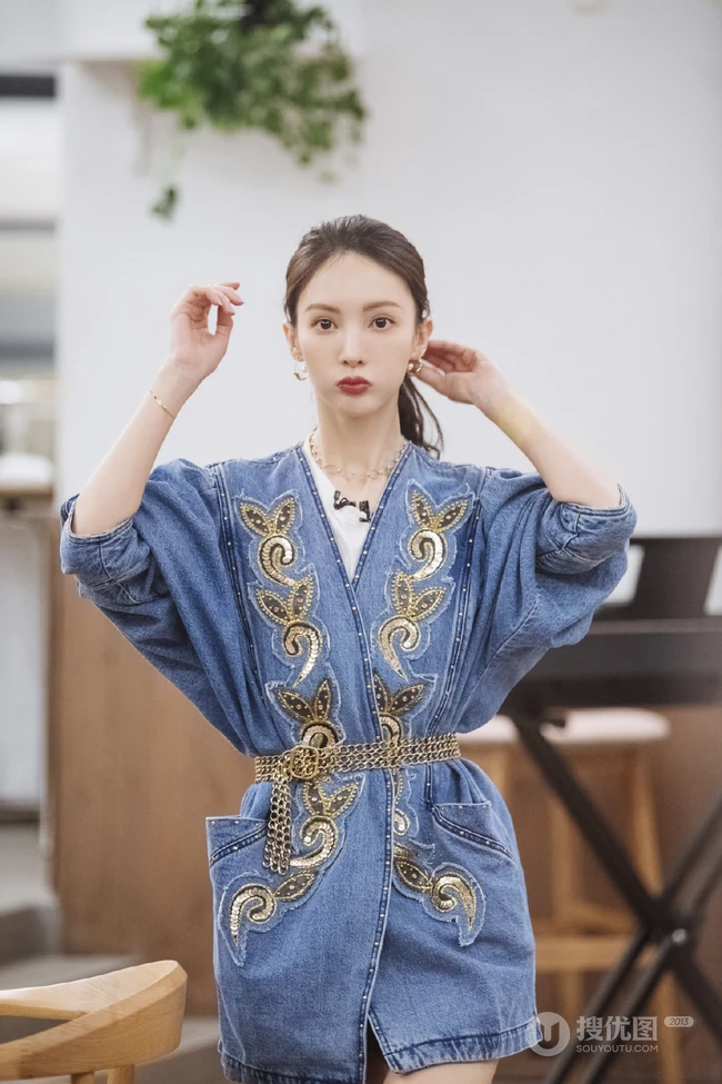 金晨工作室晒练习舞蹈美照，表情专注，认真的样子很美