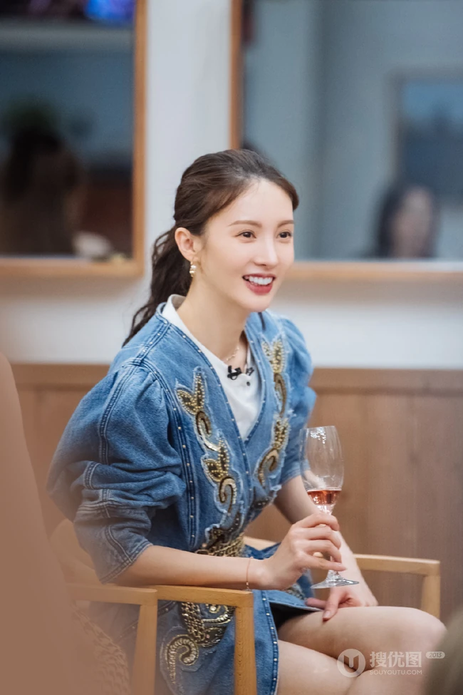 金晨工作室晒练习舞蹈美照，表情专注，认真的样子很美