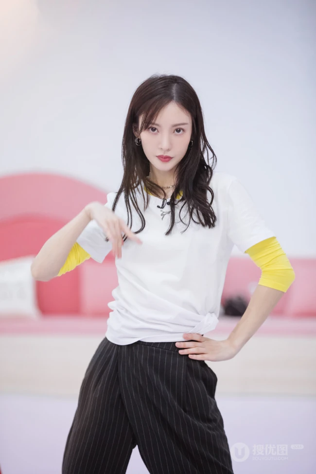 金晨工作室晒练习舞蹈美照，表情专注，认真的样子很美