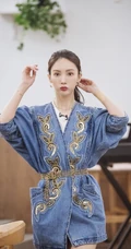 金晨工作室晒练习舞蹈美照，表情专注，认真的样子很美