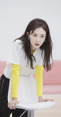 金晨工作室晒练习舞蹈美照，表情专注，认真的样子很美