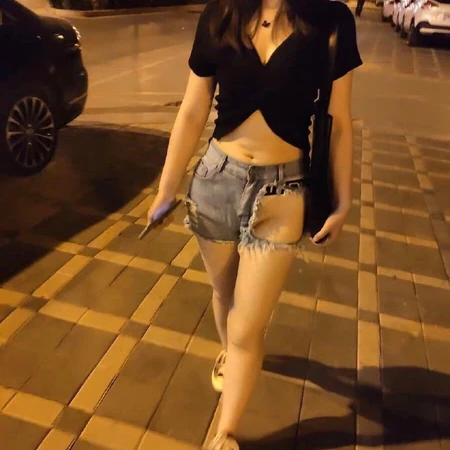 这世界太疯狂了，穿奇葩设计牛仔热裤上街的女生搞笑图片