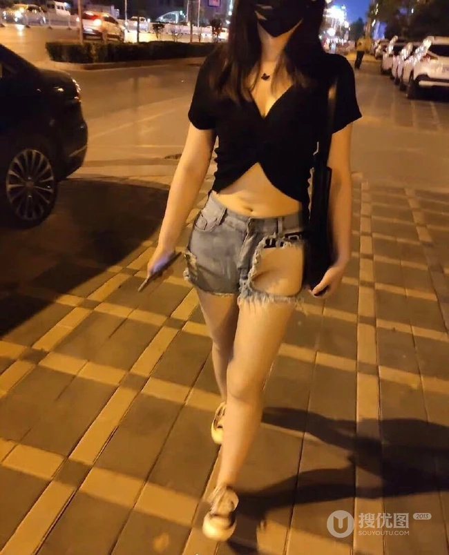 这世界太疯狂了，穿奇葩设计牛仔热裤上街的女生搞笑图片 第1张
