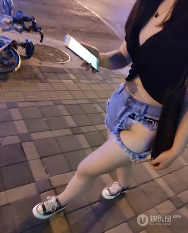 这世界太疯狂了，穿奇葩设计牛仔热裤上街的女生搞笑图片 第2张