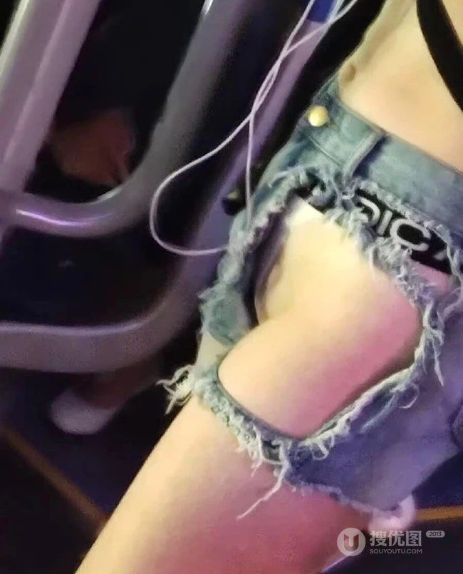 这世界太疯狂了，穿奇葩设计牛仔热裤上街的女生搞笑图片 第3张