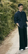 朱亚文全黑穿搭小路边睡眼惺忪写真图片