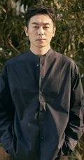朱亚文全黑穿搭小路边睡眼惺忪写真图片