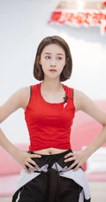 蓝盈莹工作室晒练习舞蹈美照，身形健美，纤细线条纤细