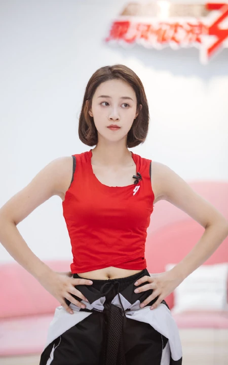 蓝盈莹工作室晒练习舞蹈美照，身形健美，纤细线条纤细