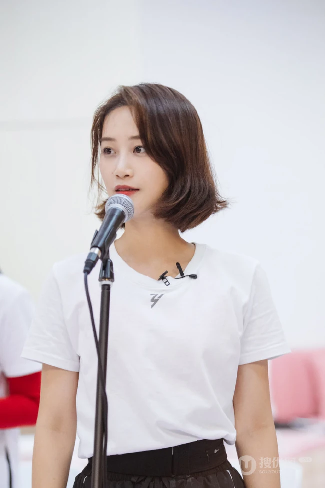 蓝盈莹工作室晒练习舞蹈美照，身形健美，纤细线条纤细