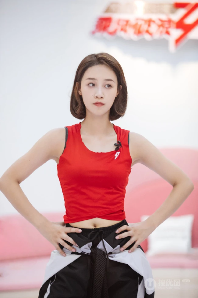 蓝盈莹工作室晒练习舞蹈美照，身形健美，纤细线条纤细