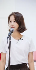 蓝盈莹工作室晒练习舞蹈美照，身形健美，纤细线条纤细