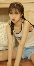 笑容超甜美，双麻花辫草莓女孩字母T恤短裤可爱室内写真照