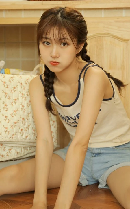 笑容超甜美，双麻花辫草莓女孩字母T恤短裤可爱室内写真照