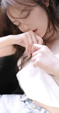 穿牛仔热裤，白背心的浅粉白皙气质女生气质车上写真图片
