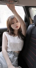 穿牛仔热裤，白背心的浅粉白皙气质女生气质车上写真图片
