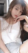 穿牛仔热裤，白背心的浅粉白皙气质女生气质车上写真图片