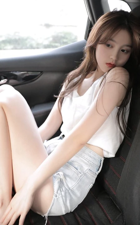 穿牛仔热裤，白背心的浅粉白皙气质女生气质车上写真图片