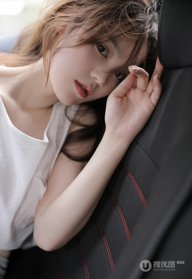 穿牛仔热裤，白背心的浅粉白皙气质女生气质车上写真图片