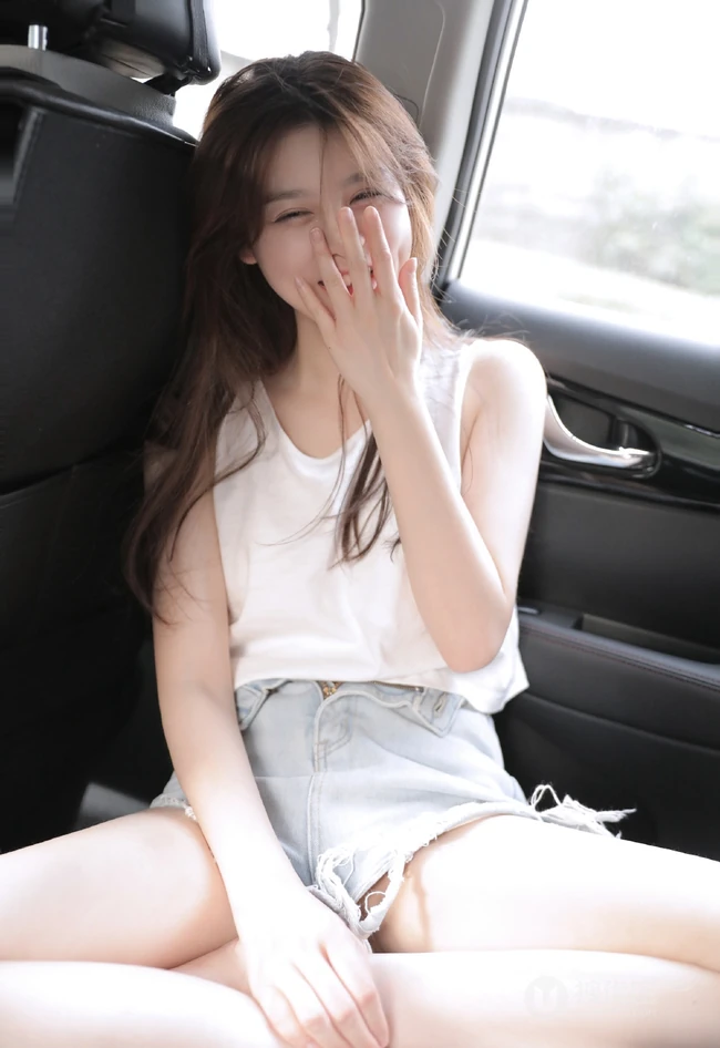 穿牛仔热裤，白背心的浅粉白皙气质女生气质车上写真图片