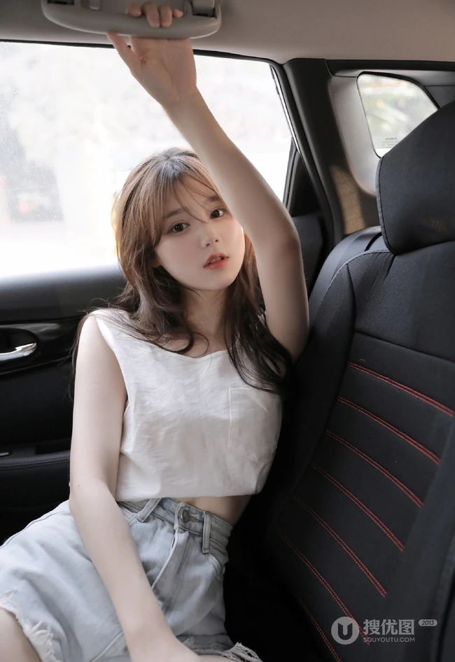 穿牛仔热裤，白背心的浅粉白皙气质女生气质车上写真图片