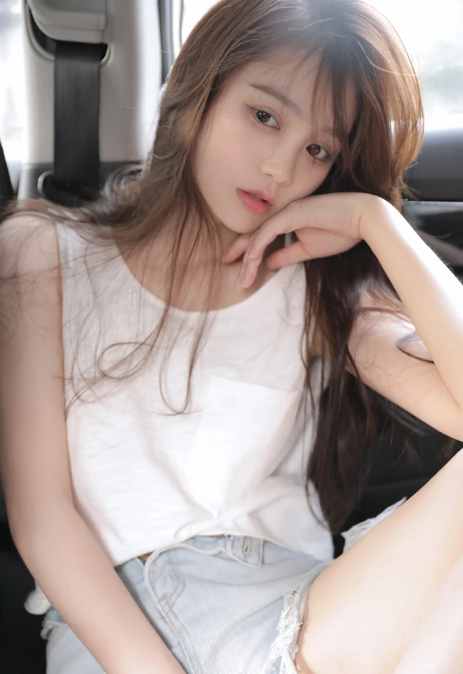 穿牛仔热裤，白背心的浅粉白皙气质女生气质车上写真图片