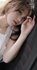 穿牛仔热裤，白背心的浅粉白皙气质女生气质车上写真图片