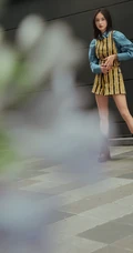 王子文黄色连体裤休闲随性街拍美照