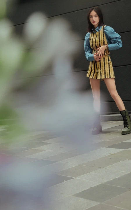 王子文黄色连体裤休闲随性街拍美照