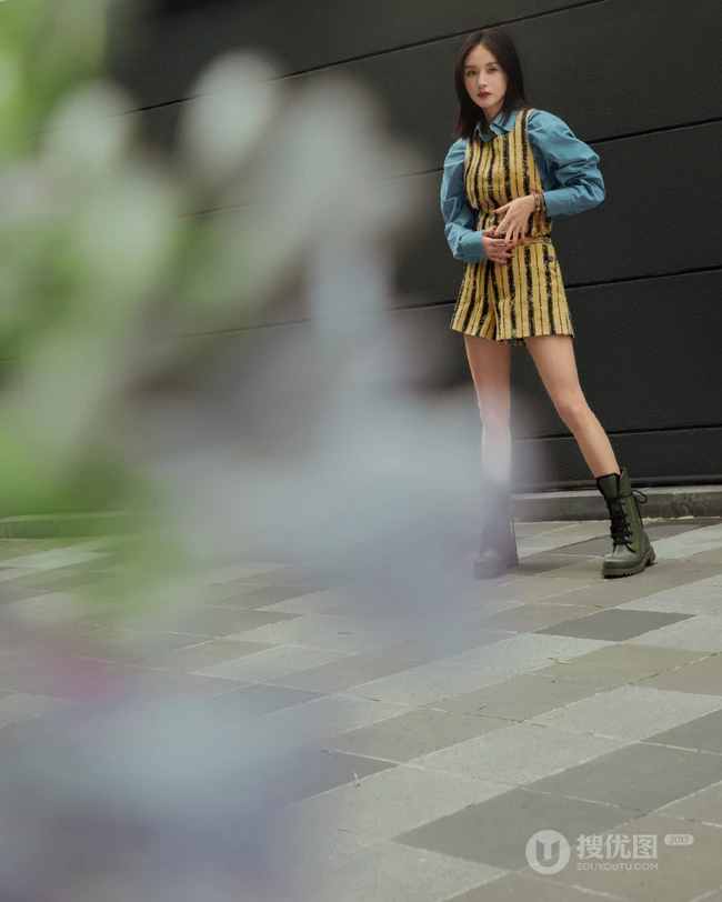 王子文黄色连体裤休闲随性街拍美照