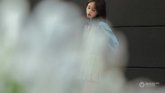 王子文黄色连体裤休闲随性街拍美照