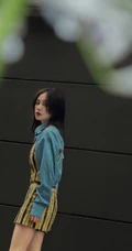 王子文黄色连体裤休闲随性街拍美照