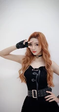 李紫婷金色卷发气质可爱自拍美照