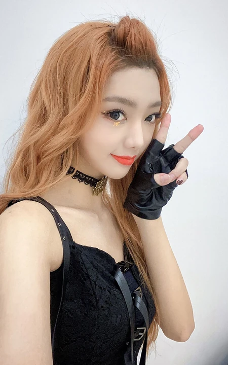 李紫婷金色卷发气质可爱自拍美照