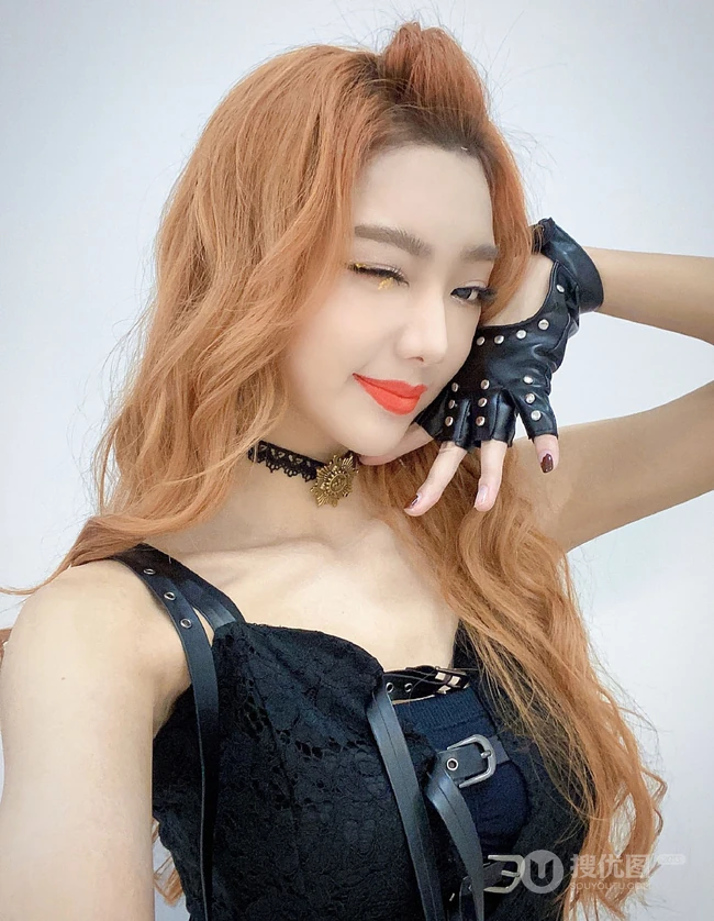 李紫婷金色卷发气质可爱自拍美照