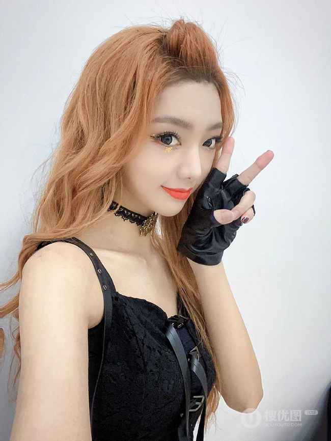 李紫婷金色卷发气质可爱自拍美照