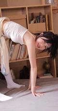 腰好细的女生，俏皮可爱妹子肩带背心短裤长筒袜室内写真照
