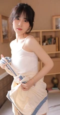 腰好细的女生，俏皮可爱妹子肩带背心短裤长筒袜室内写真照