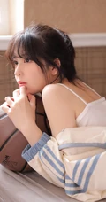腰好细的女生，俏皮可爱妹子肩带背心短裤长筒袜室内写真照