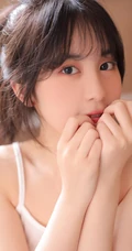 腰好细的女生，俏皮可爱妹子肩带背心短裤长筒袜室内写真照